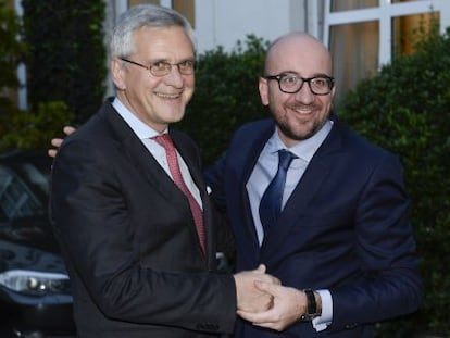 Kris Peeters (izq.) y Charles Michel tras pactar el Gobierno belga.