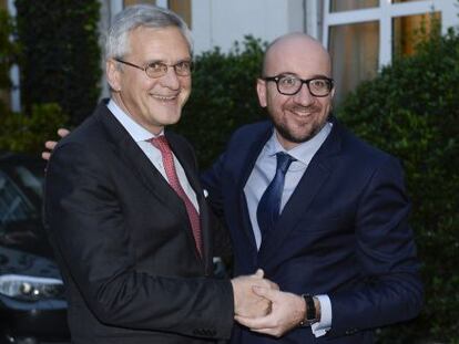 Kris Peeters (izq.) y Charles Michel tras pactar el Gobierno belga.