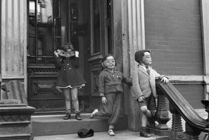 <b><i>Nueva York, ca. 1942</b></i>, de Helen Levitt, en la exposición de la Fundación ICO en Madrid.