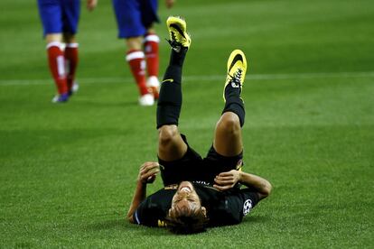 Neymar se duele de un golpe