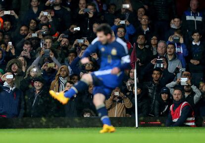 Aficionados toman fotografías a Messi durante un partido amistoso entre Argentina y Croacia.