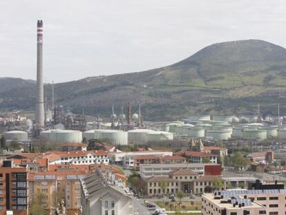 La planta de la refiner&iacute;a de Petronor, vista desde el municipio de Muskiz. / Santos Cirilo
