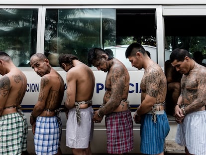 Un grupo de pandilleros detenidos en El Salvador, en 2016.