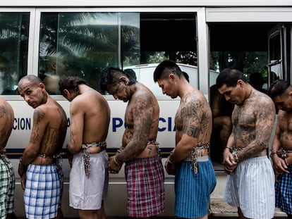 Un grupo de pandilleros detenidos en El Salvador, en una foto de archivo.