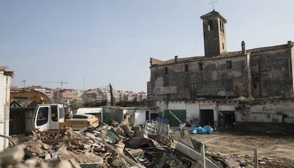 Enderrocament de les casetes al costat de la masia Can Cervera.