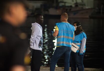 Agentes de Frontex entrevistan a un migrante recién desembarcado en el puerto de Málaga, el pasado noviembre.