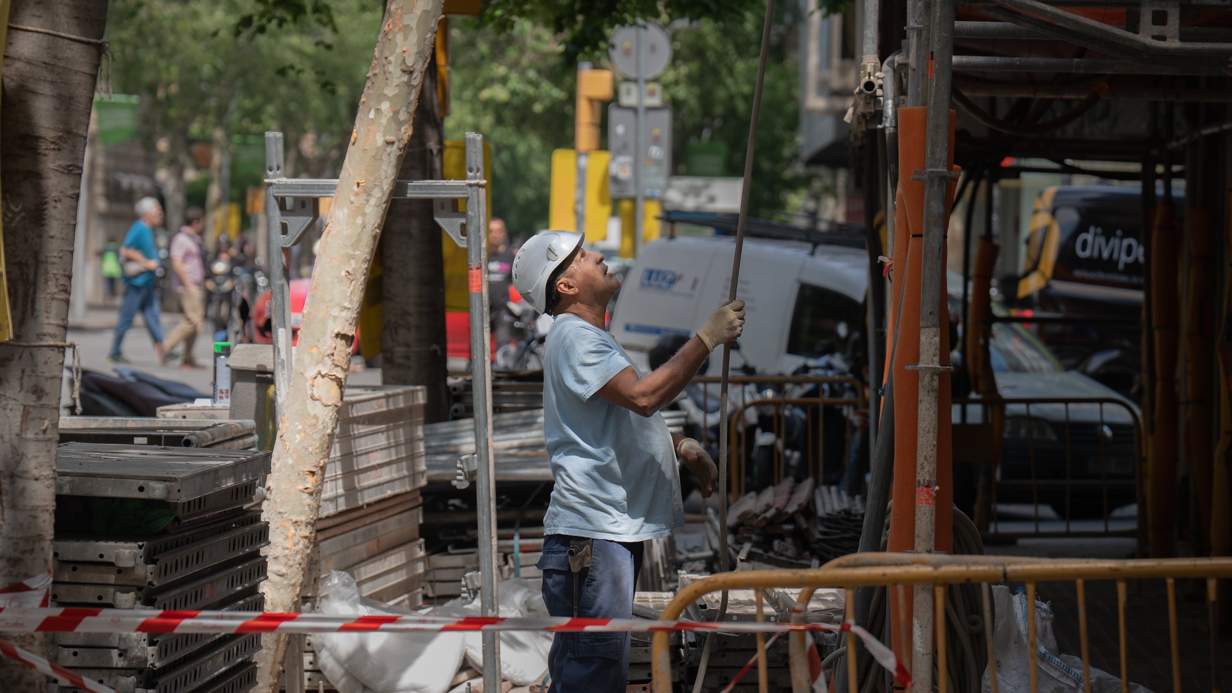 ¿Puedo ausentarme de mi puesto de trabajo durante una ola de calor? Los derechos laborales en temperaturas extremas 