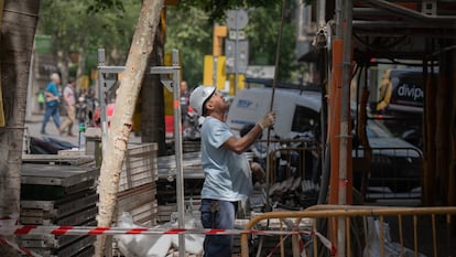 Un obrero durante la construcción de una obra, en Barcelona, Cataluña (España).