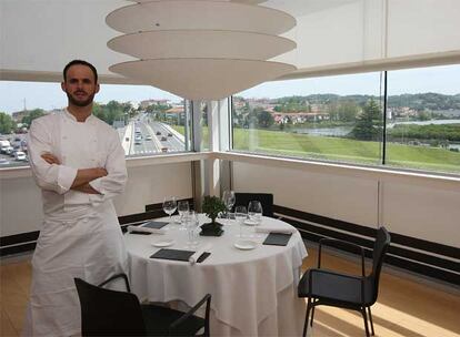 El <i>chef</i> guipuzcoano Iñigo Lavado, en su restaurante.