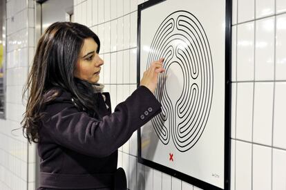 El artista Mark Wallinger (Londres, 1959) ha creado dibujos inspirados en laberintos que serán colgadas en las estaciones del metro de Londres por su 150º aniversario.