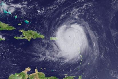 Imagen de satélite del huracán Earl, cedida por el Centro Nacional de Huracanes de Estados Unidos.