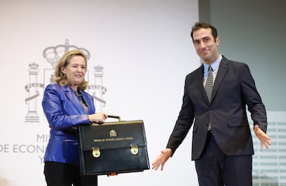 El nuevo ministro de Economía, Carlos Cuerpo, recibe la cartera de manos de su antecesora en el cargo, Nadia Calviño, durante un acto celebrado en el ministerio de Economía en Madrid.