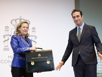 El nuevo ministro de Economía, Carlos Cuerpo, recibe la cartera de manos de su antecesora en el cargo, Nadia Calviño, durante un acto celebrado en el ministerio de Economía en Madrid.