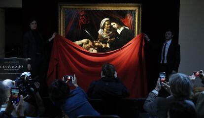 La obra 'Judith y Holofernes' del pintor Caravaggio, valorada en más de 129 millones de libras (150 millones de euros), se expone en la Galería Colnaghi en Londres.