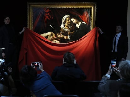 Varios visitantes fotografían el cuadro 'Judith y Holofernes' de Caravaggio, en la Galería Colnaghi en Londres.