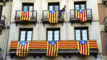 Banderas independentistas en un edificio de Barcelona.