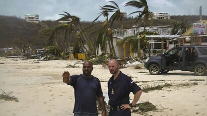 Un oficial de la Marina Real Británica observa la destrucción del huracán en la localidad de Anguila (Antillas Menores).