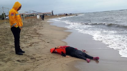Un trabajador de rescate turco mira el cuerpo de un migrante en la playa en Ayvalik (Turquía).