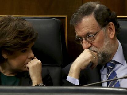 Mariano Rajoy conversa con Soraya Sáenz de Santamaría, este miércoles.