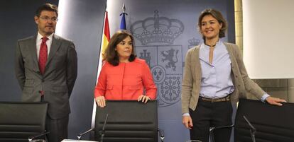 La vicepresidenta primera del Gobierno, Soraya S&aacute;enz de Santamar&iacute;a, y los ministros de Justicia, Rafael Catal&aacute; y Agricultura, Alimentaci&oacute;n y Medio Ambiente, Isabel Garc&iacute;a Tejerina, en la rueda de prensa posterior a la reuni&oacute;n del Consejo de Ministros.