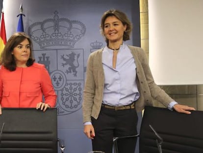 La vicepresidenta primera del Gobierno, Soraya S&aacute;enz de Santamar&iacute;a, y los ministros de Justicia, Rafael Catal&aacute; y Agricultura, Alimentaci&oacute;n y Medio Ambiente, Isabel Garc&iacute;a Tejerina, en la rueda de prensa posterior a la reuni&oacute;n del Consejo de Ministros.