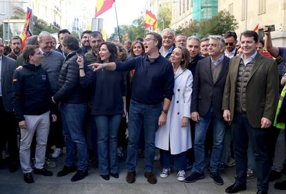 El líder del PP, Alberto Núñez Feijóo (centro) y la presidenta de la Comunidad de Madrid, Isabel Díaz Ayuso (tercera por la izquierda), junto a otros dirigentes populares, este sábado durante la manifestación contra la amnistía, en Madrid.