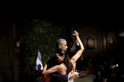 Disposat a arriscar-se, el president es va aixecar i es va desplaçar d'una banda a l'altra amb la ballarina, mentre la primera dama nord-americana va fer el mateix amb el seu homòleg masculí.