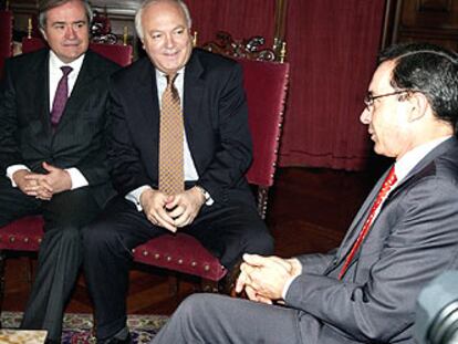 Moratinos (en el centro) y Álvaro Uribe; a la izquierda, el embajador en Colombia, Carlos Gómez-Mújica.