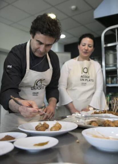 El chef Pepe Rodríguez junto a Imane Aboulhassane preparando su versión de la pastela marroquí.