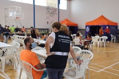 La psicóloga Alicia Doña asiste a uno de los 1.600 evacuados en el incendio de Sierra Bermeja (Málaga), acogidos en un pabellón de Ronda