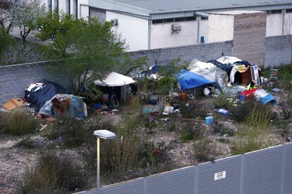 El campamento de Miguel Yuste, en el distrito de San Blas, lo forman seis chabolas improvisadas. Sus inquilinos las levantaron en cuestión de horas.