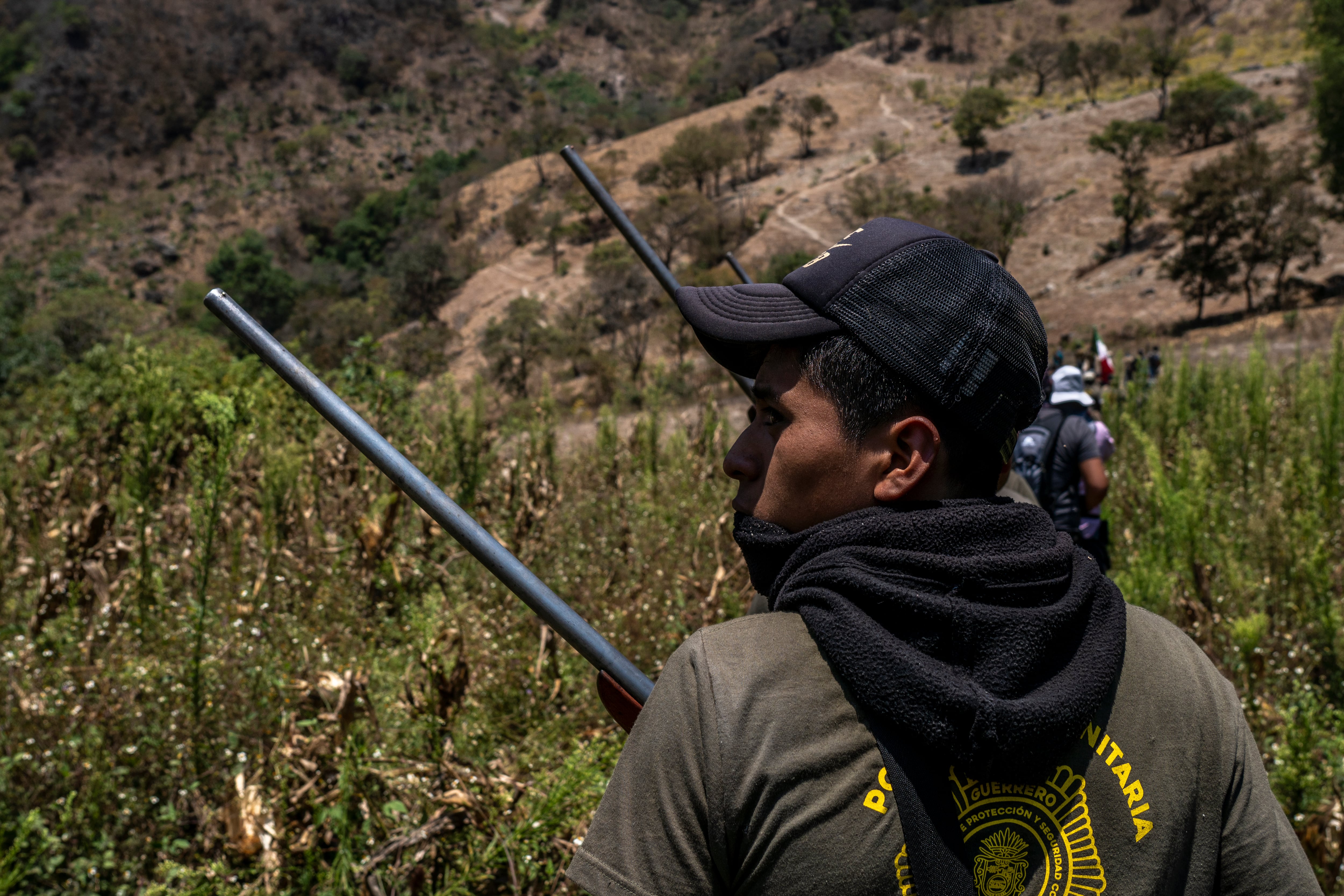 Un joven de una guardia comunitaria de Guerrero marchan, el 10 de abril de 2021.