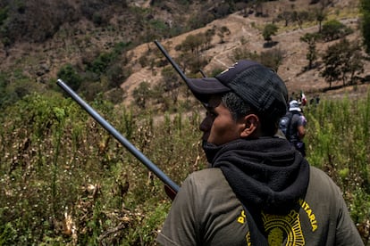 Un joven de una guardia comunitaria de Guerrero marchan, el 10 de abril de 2021.