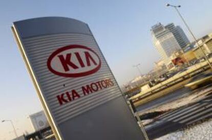 Kia Motors, segundo mayor fabricante de automóviles de Corea del Sur, alcanzó en 2012 un beneficio neto de 3,86 billones de wones (2.700 millones de euros), un 9,8 por ciento más que el año anterior, gracias al incremento de sus ventas en todo el mundo. EFE/Archivo