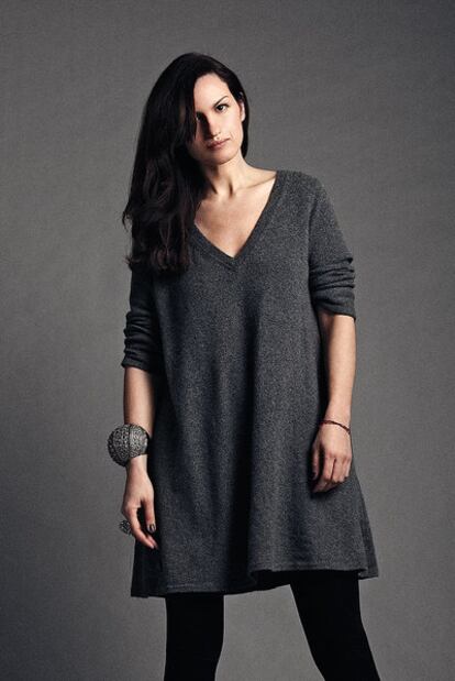 La diseñadora Eva Zingoni retratada con su propio vestido vestido de punto sobre 'leggings' de Wolford. Brazalete y anillo de Alexander McQueen para Iff Madrid.