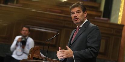 El ministro de Justicia Rafael Catal&aacute;, durante su intervenci&oacute;n en el pleno del Congreso.