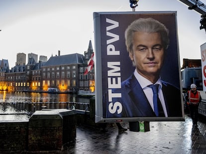 Un cartel electoral del líder del PVV, Geert Wilders, es retirado en La Haya (Países Bajos), este jueves.