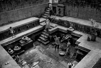 Proximidades al templo Bhimsen en Kathmandu. Según el Instituto Internacional de Gestión del Agua en Katmandu, Nepal posee el 2,7 % del agua dulce disponible en el planeta. Es el segundo país con las mayores reservas hídricas del mundo. Esto contrasta con la falta de acceso al agua que tiene la cuarta parte de la población. Katmandu sufre las consecuencias de la contaminación de ríos y acuíferos y sus habitantes luchan cada día para proveerse del preciado líquido.