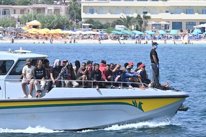 Un grupo de migrantes siendo transportados a Lampedusa (Italia) tras ser rescatados, el 19 de septiembre.
