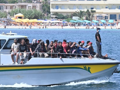 Un grupo de migrantes son trasladados a Lampedusa (Italia) tras ser rescatados, este martes.