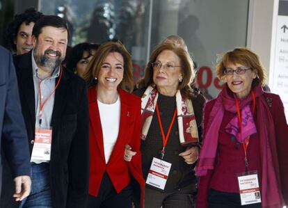 Llegan los aspirantes. La candidata Carme Chacón ha llegado un cuarto de hora antes del inicio de la sesión plenaria del congreso y se ha dirigido a su mostrador de acreditación, donde ha guardado el turno correspondiente para recoger su credencial. La aspirante llegaba acompañada entre otros por el exministro Francisco Caamaño.