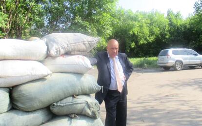 Guennadi Moskal, el lunes en una visita al frente, en una foto suministrada por el Gobierno de Lugansk.