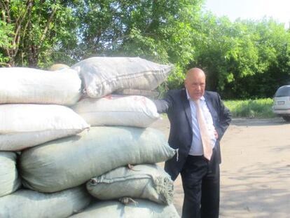 Guennadi Moskal, el lunes en una visita al frente, en una foto suministrada por el Gobierno de Lugansk.