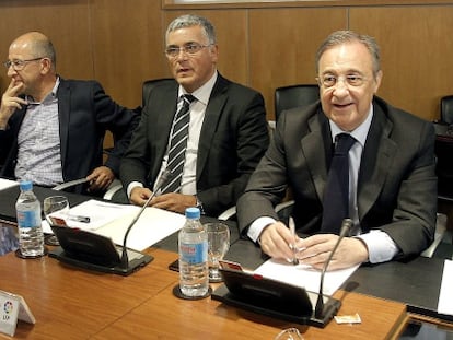 Rosell (izquierda) y Florentino (derecha), durante la Asamblea de la Liga.