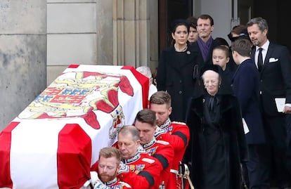 La reina Margarita y sus hijos, nueras y nietos en el funeral por Enrique de Dinamarca, el 20 de febrero de 2018 en Copenhague.