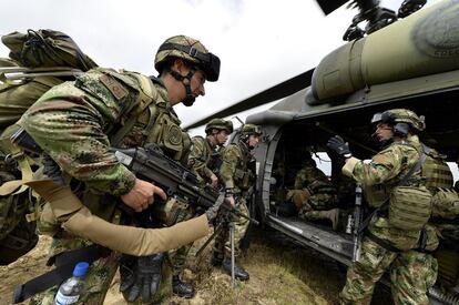 Foto publicada por la oficina de prensa del Ministerio de la Defensa de Colombia, de tropas de soldados que suben a un helicóptero en Quibdó, el 19 de noviembre de 2014. El Ejército de Colombia había iniciado la búsqueda de un general secuestrado por las FARC.