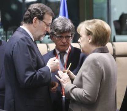 El presidente del Gobierno español, Mariano Rajoy (i), conversa con la canciller alemana, Angela Merkel, durante el encuentro con los jefes de Estado y de Gobierno de la Unión Europea (UE) celebrado en Bruselas (Bélgica), hoy.