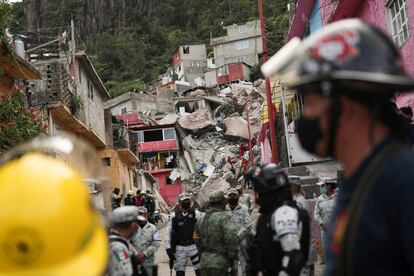 Sobre el terreno trabajan elementos de la Guardia Nacional, Protección Civil, bomberos, la Brigada de Rescate Topos Tlaltelolco (Topos) y vecinos voluntarios, que colaboran para quitar los escombros y evitar que se hagan aglomeraciones.