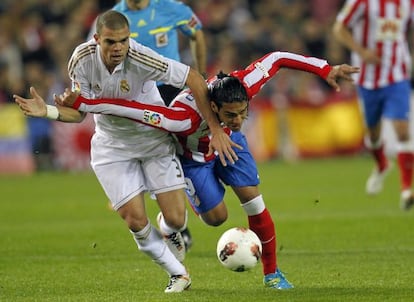 Pepe y Falcao luchan un balón en el derbi del pasado abril.