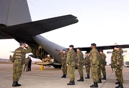 El primer grupo de soldados españoles de la ISAF, a su salida de la Base Aérea de Zaragoza.